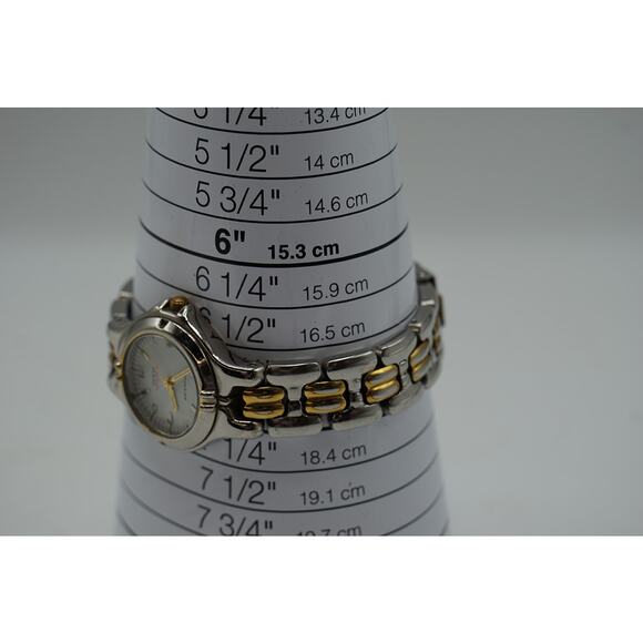 Guess Genuine Quartz Two Tone Analog Ladies Watch New Battery - Picture 6 of 6